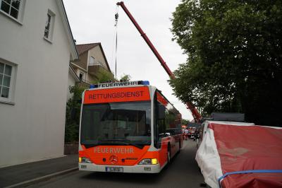 Medizinischer Notfall, Feuerwehr muss adipoese Person retten in Stuttgart Moehringen